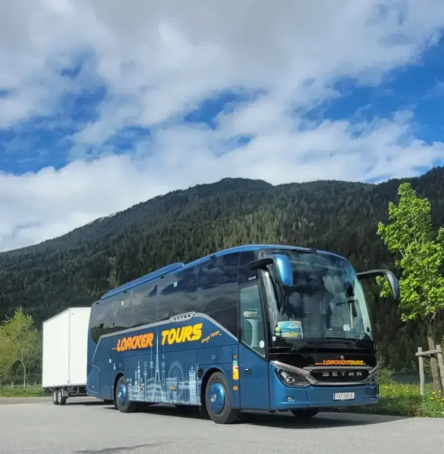 Loacker Tours Reisebus mit Radanhänger