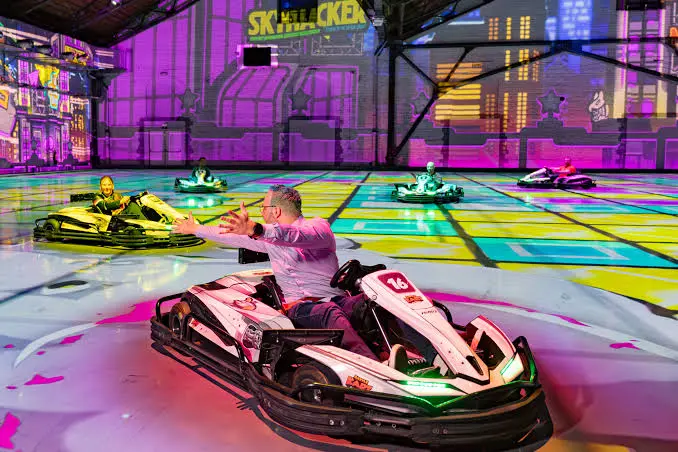 Elektro-Karts auf der projizierten Bahn bei BattleKart Leutkirch